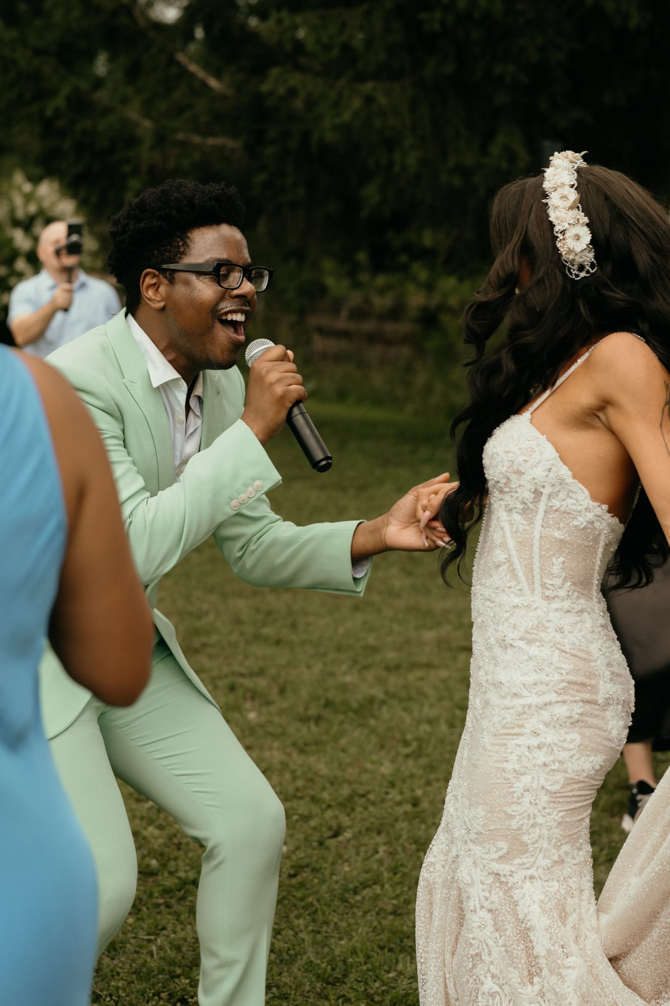 Live vocalist singing with the bride during an outdoor wedding performance